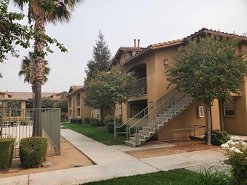 Exterior view of building l Sandstone Apartments in Fresno CA
